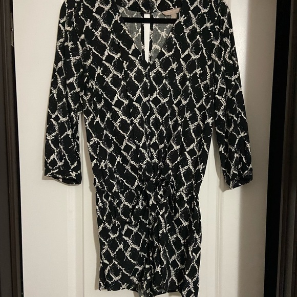 Banana Republic size 2 B&W romper - Picture 2 of 3
